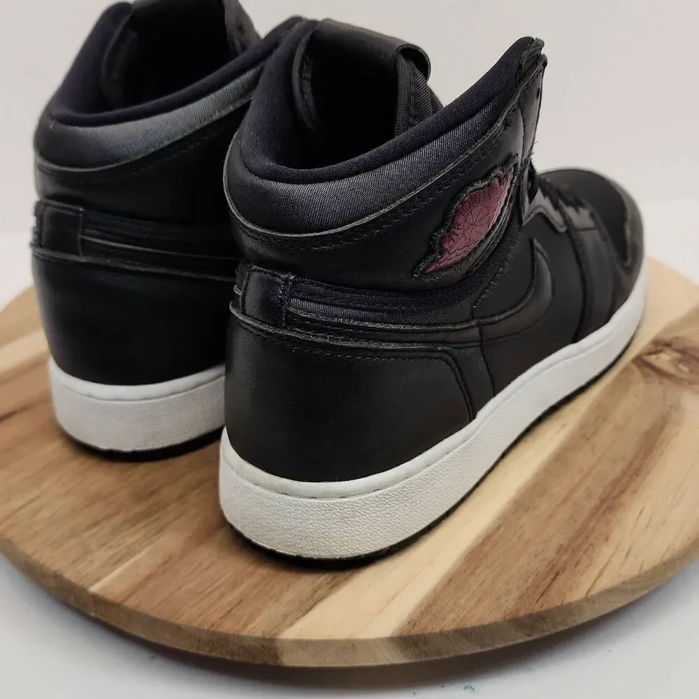 Nike Air Jordan 1 Retro High OG  Size 7 y Black